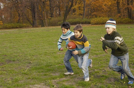 戶外運(yùn)動(dòng)有利于改善孩子的專注力問題